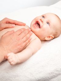 Glückliches Baby bei der Massage - Wohlbefinden, Bindung und Entwicklungsförderung durch die Babymassagekurse..